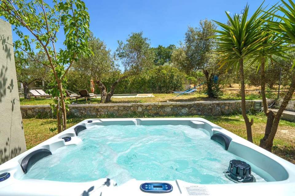 Natural landscape, Garden, Hot Tub, Garden view
