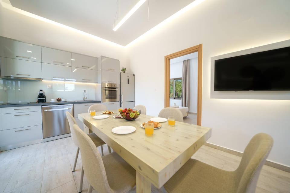 TV and multimedia, Kitchen or kitchenette, Dining area, stove