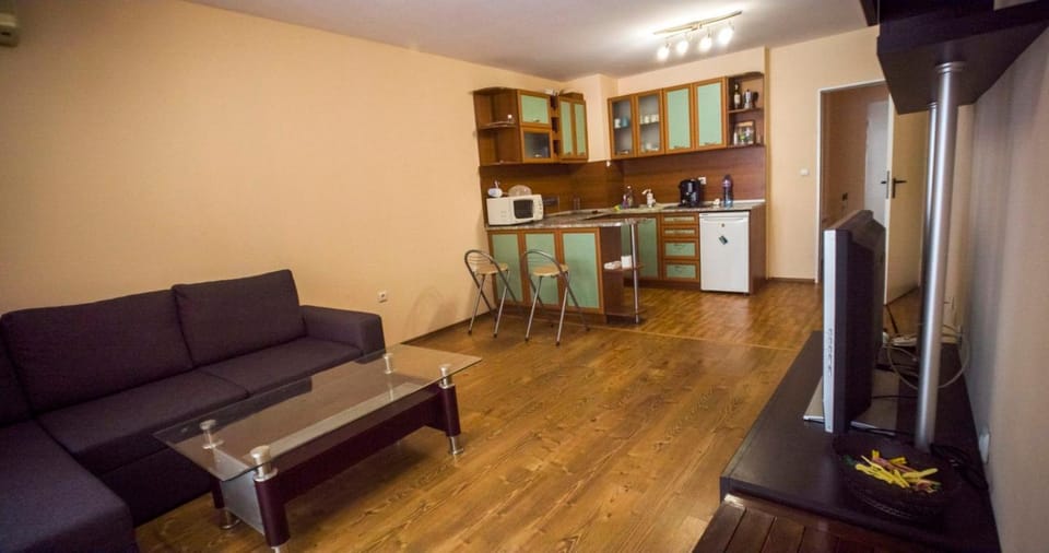 Kitchen or kitchenette, Living room