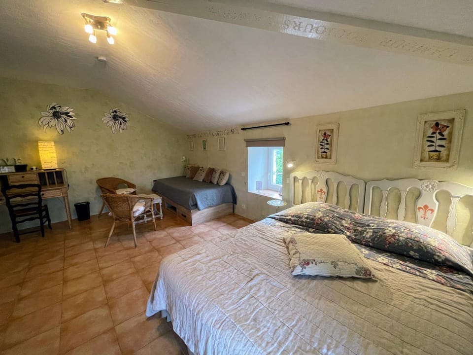 Photo of the whole room