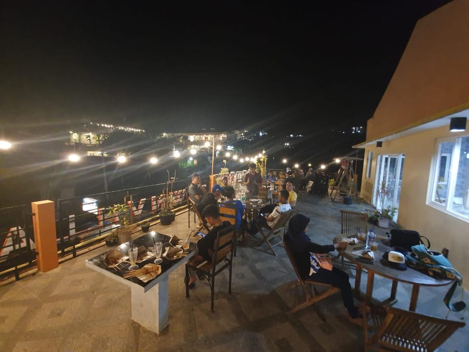 Restaurant/places to eat, People, City view