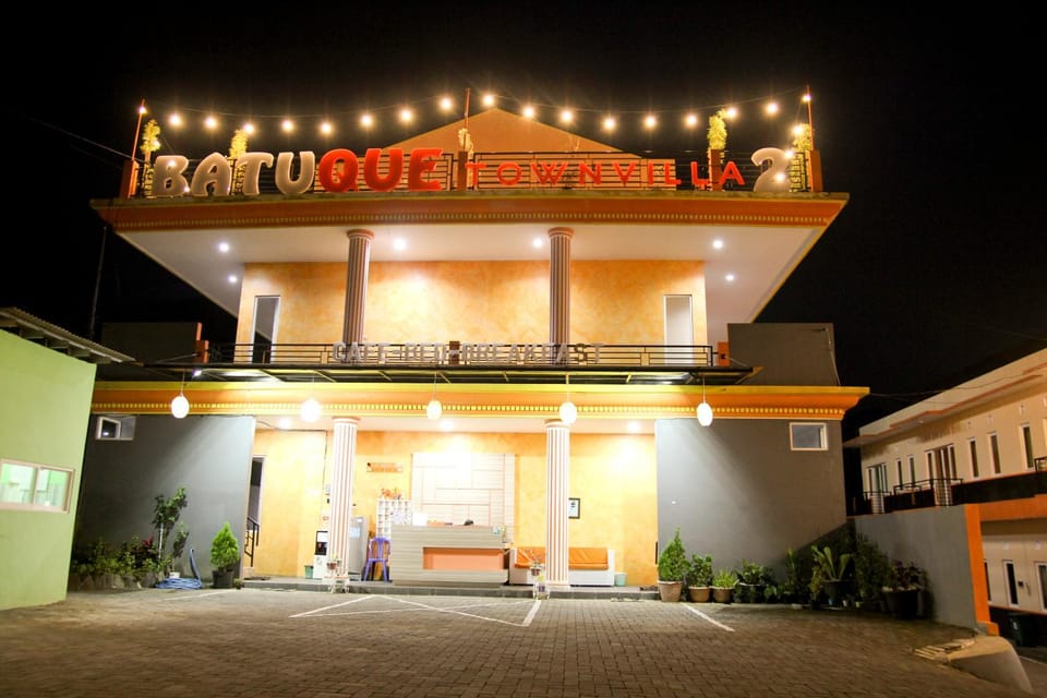 Property building, Nearby landmark, Facade/entrance, Property logo or sign