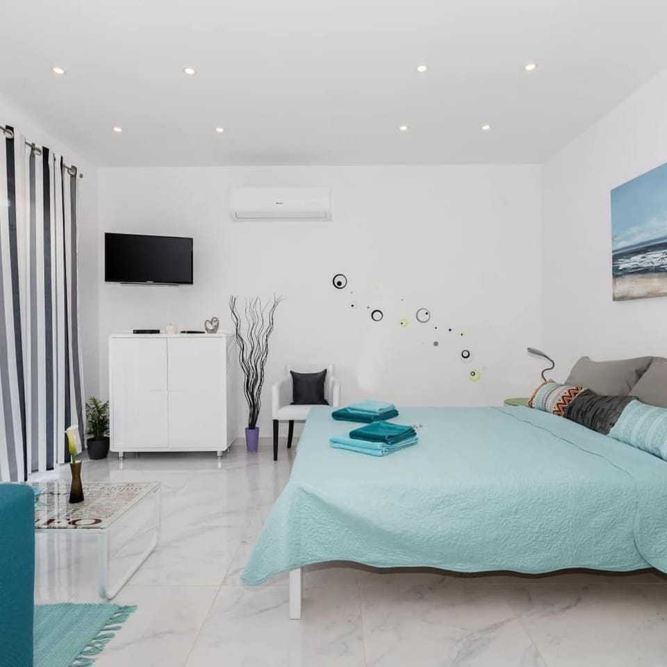 Bed, TV and multimedia, Bedroom