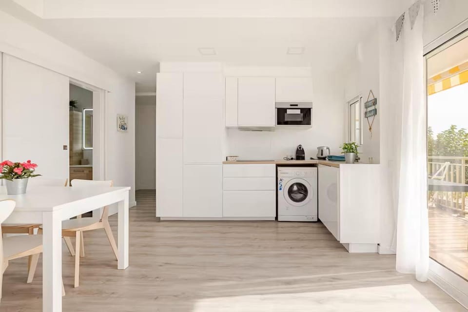 Kitchen or kitchenette, Dining area, stove