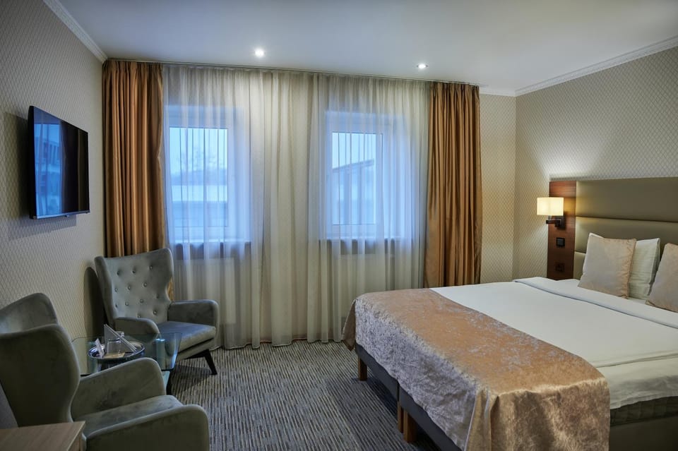 Bed, TV and multimedia, Bedroom