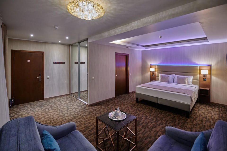 Bed, Living room, Seating area, Bedroom, wardrobe