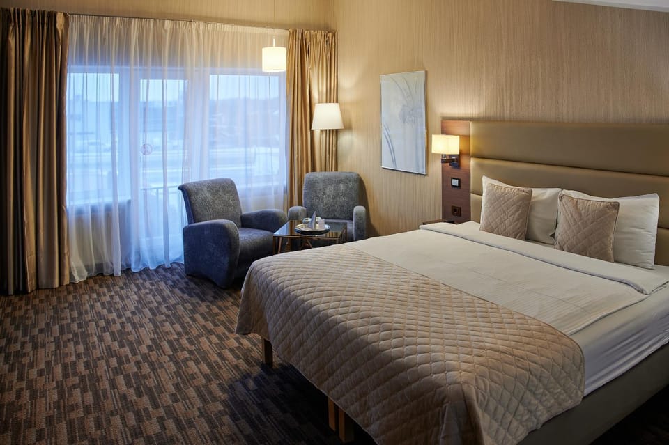 Bed, Seating area, Bedroom