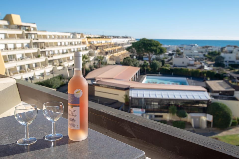 Balcony/Terrace, City view, Pool view, Sea view, Alcoholic drinks