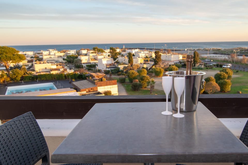 Balcony/Terrace, Pool view, Sea view