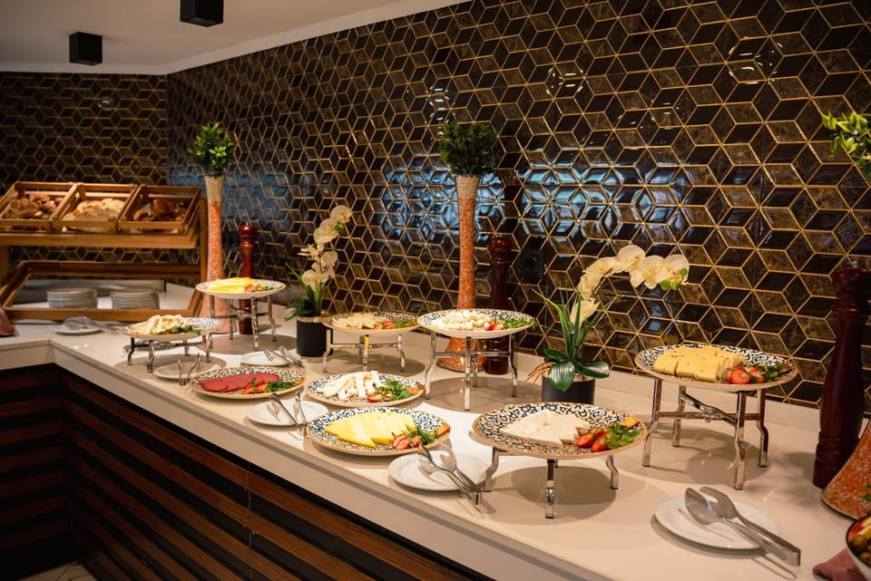 Restaurant/places to eat, Breakfast, Buffet breakfast