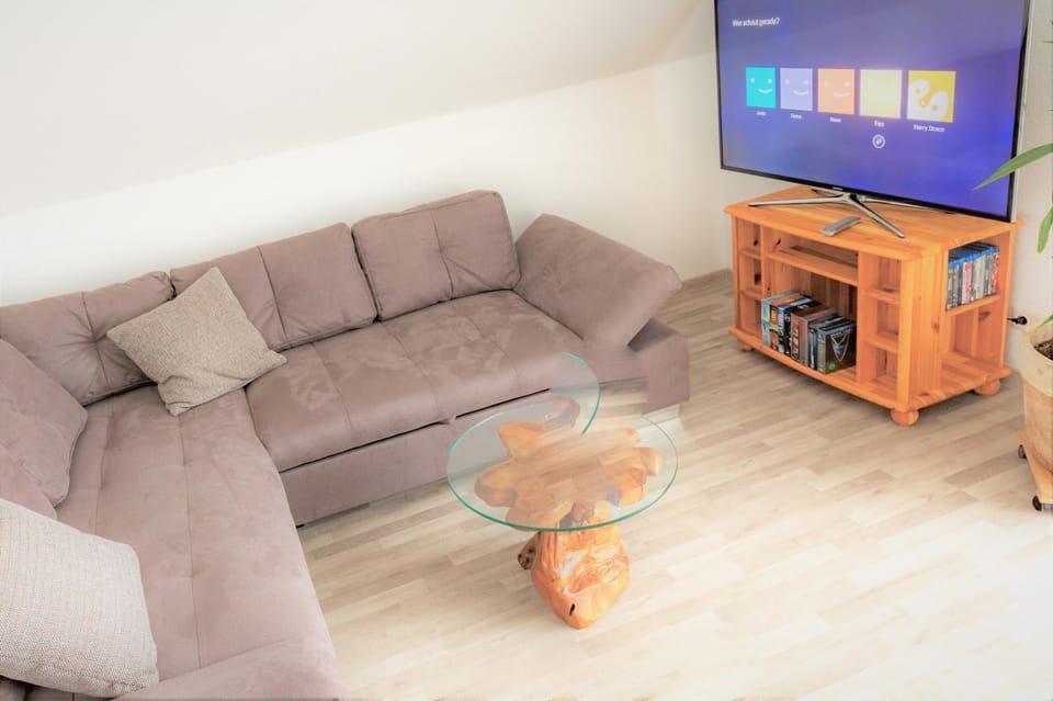 Communal lounge/ TV room, TV and multimedia, Living room, Photo of the whole room, Decorative detail, Seating area