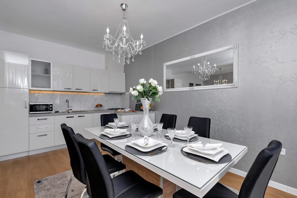 Kitchen or kitchenette, Dining area