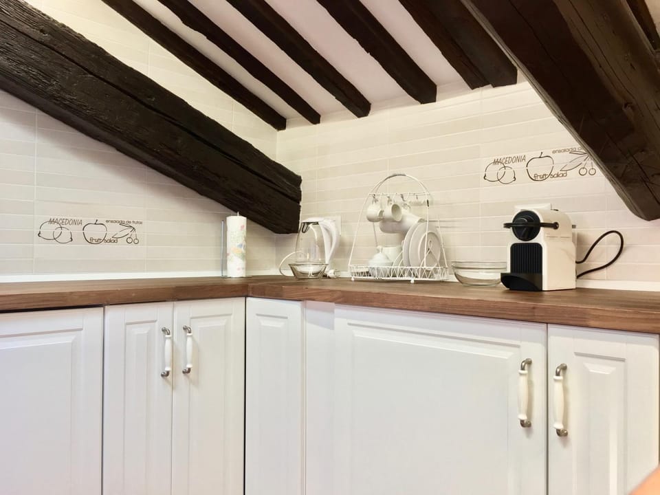 Coffee/tea facilities, Kitchen or kitchenette, Dining area