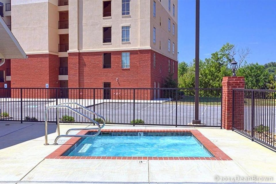 Property building, Day, Pool view, Swimming pool, sunbed