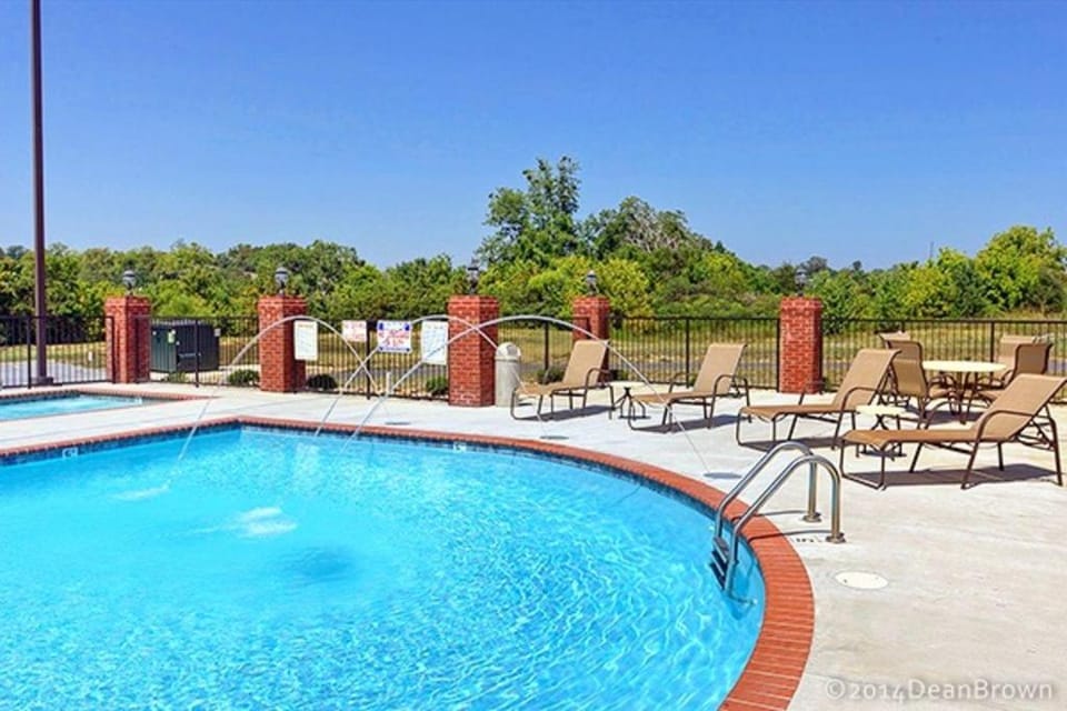 Property building, Day, Pool view, Swimming pool, sunbed