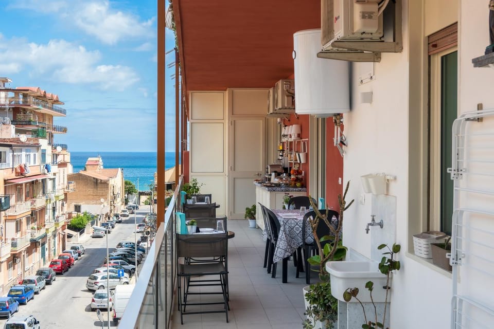 Property building, Balcony/Terrace, Sea view