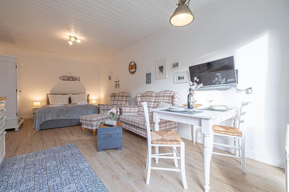 Bed, TV and multimedia, Living room, Seating area, Dining area