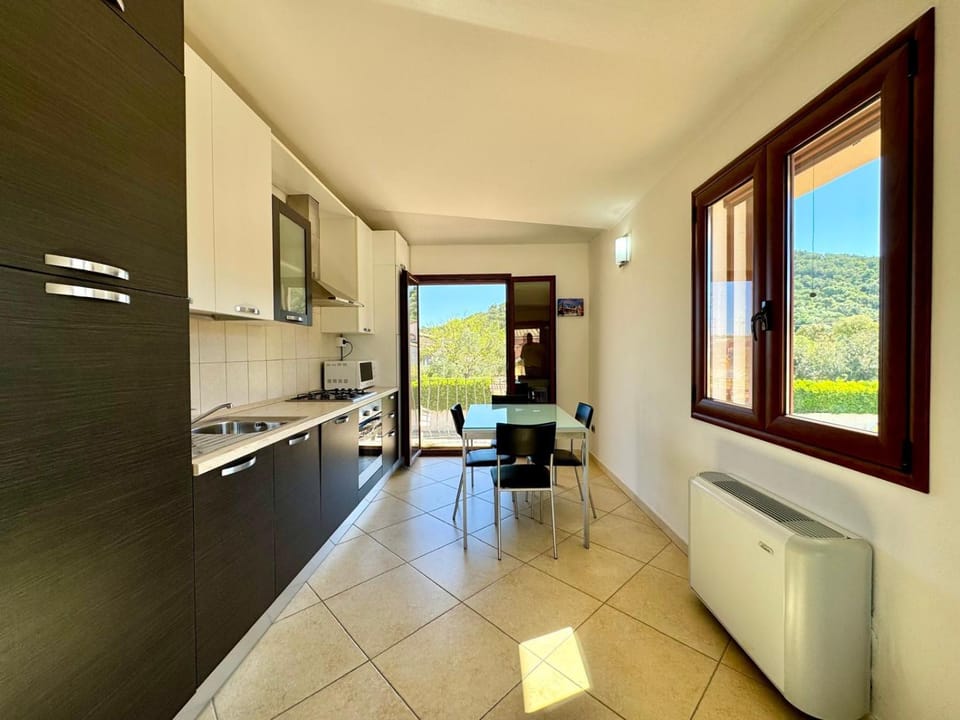 Kitchen or kitchenette, Dining area, oven, stove