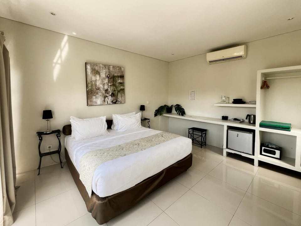 Bed, Bedroom, minibar, air conditioner