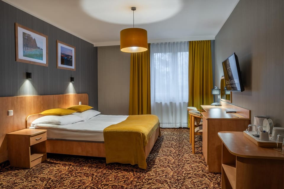 Bed, TV and multimedia, Photo of the whole room