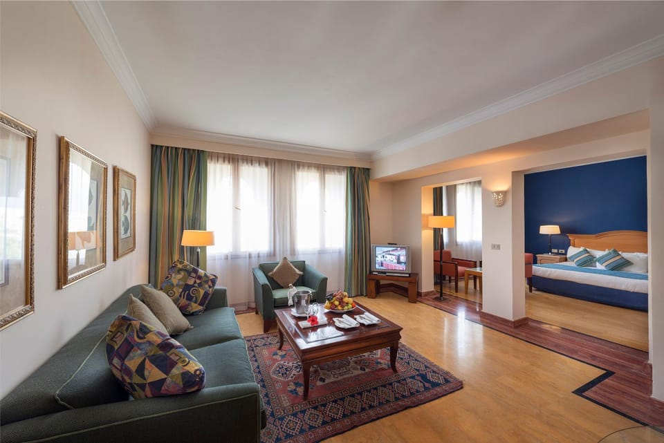 Bed, TV and multimedia, Photo of the whole room, Floor plan, Bedroom