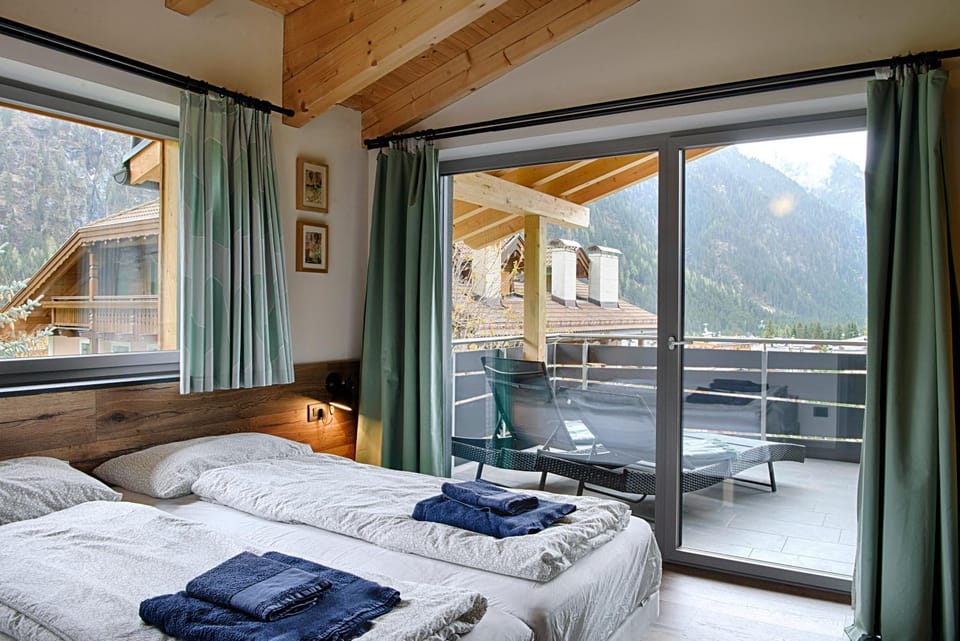 Balcony/Terrace, Bedroom, Mountain view
