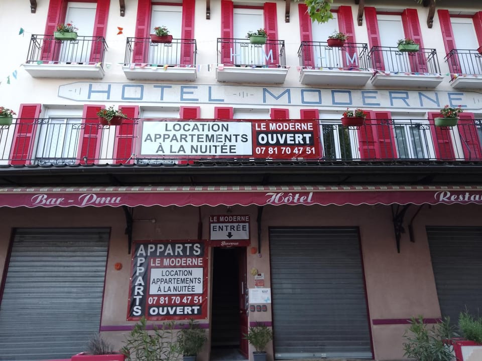 LE MODERNE VEYNES - Location d'appartements à la nuitée Hotel in Provence-Alpes-Côte d'Azur