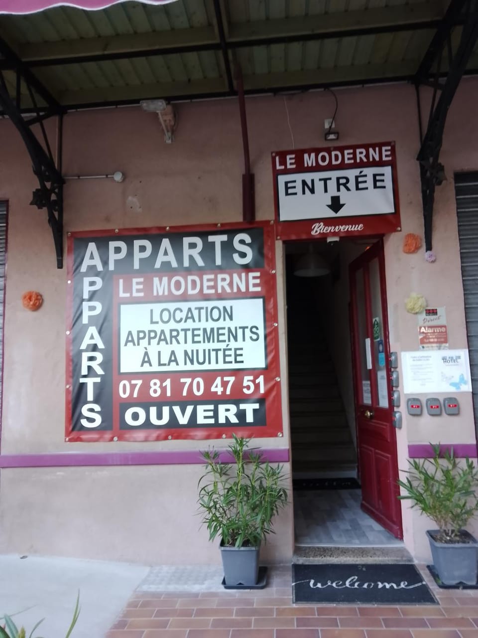 LE MODERNE VEYNES - Location d'appartements à la nuitée Hotel in Provence-Alpes-Côte d'Azur