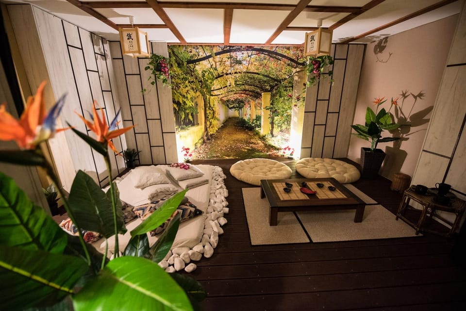 Property building, Bed, TV and multimedia, Living room, Seating area, Dining area, Bedroom