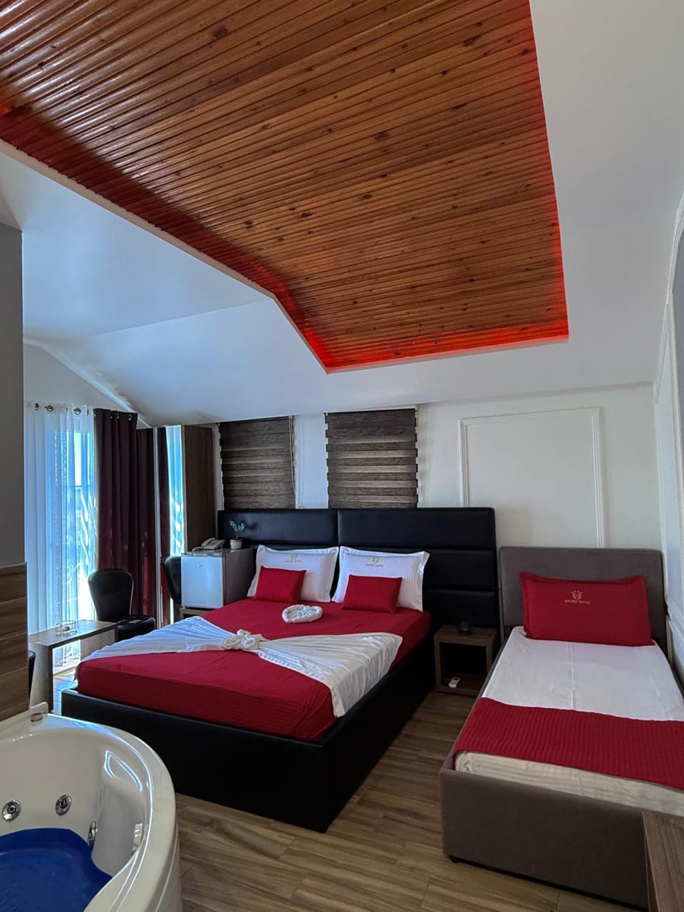 Bed, Photo of the whole room, Bedroom