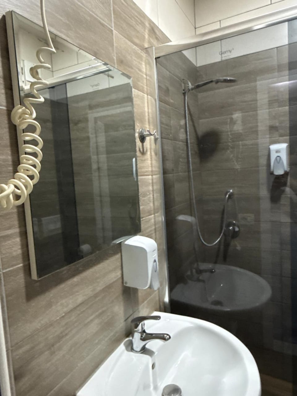 Shower, Toilet, Bathroom, towels
