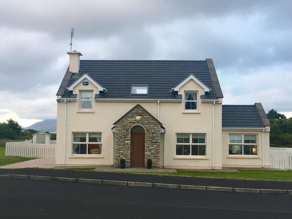 No 4 Ballymastoker Cottage House in County Donegal