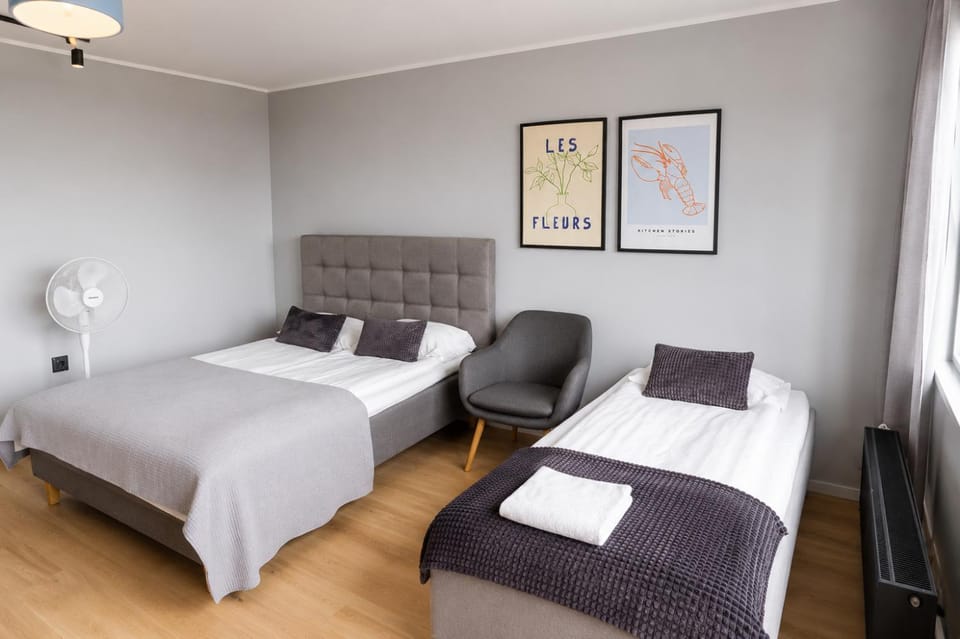 Bed, Photo of the whole room, Seating area, Bedroom, towels