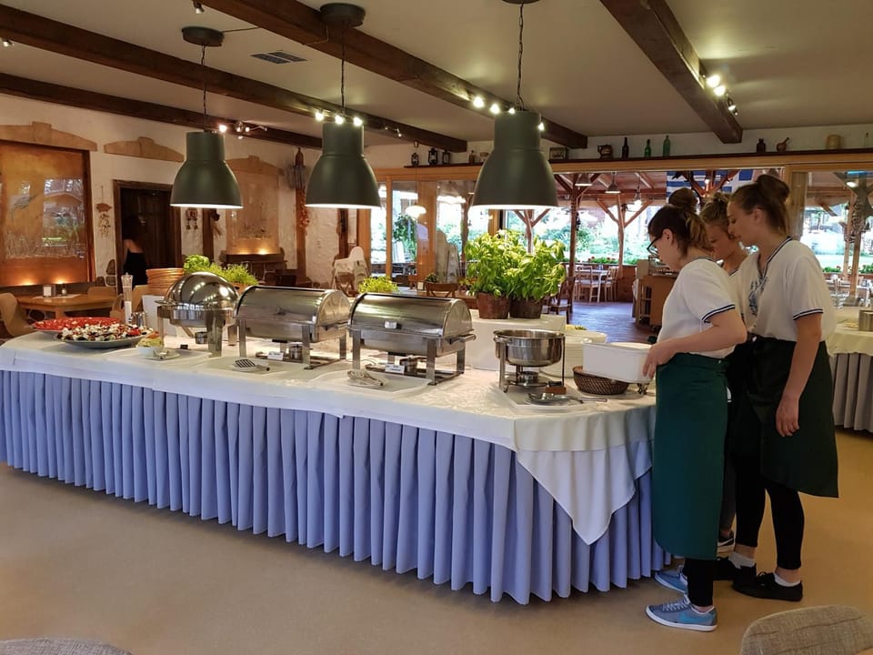 Restaurant/places to eat, Food and drinks, Food, Lunch
