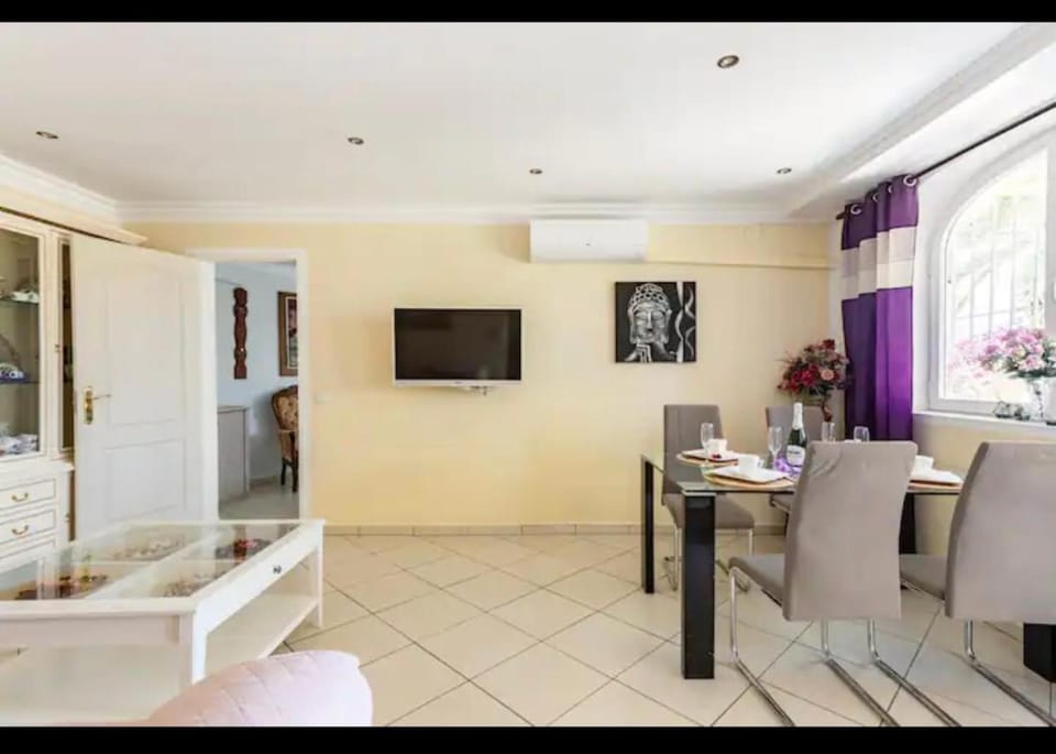 HOMESTAY GROUNDFLOOR PRIVATE GARDEN AND PARKING shared POOL 200meters away Vacation rental in Calp