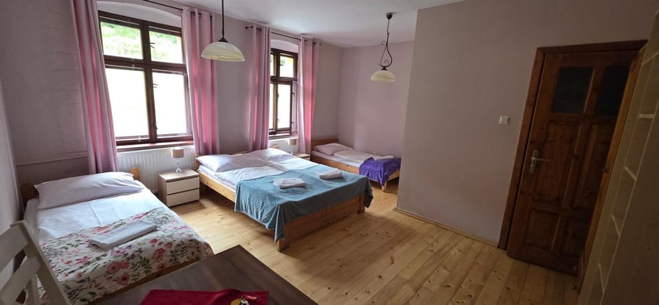 Zacisze Trzech Gór- klimatyczne noclegi i restauracja Farm Stay in Lower Silesian Voivodeship