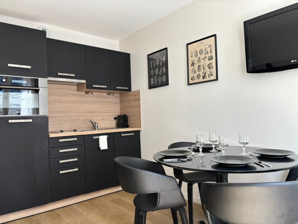 TV and multimedia, Dining area, oven, stove