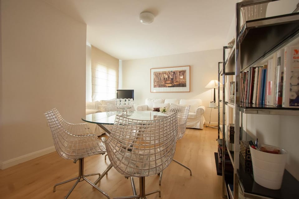 Photo of the whole room, Decorative detail