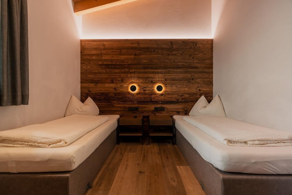 Photo of the whole room, Bedroom, wardrobe