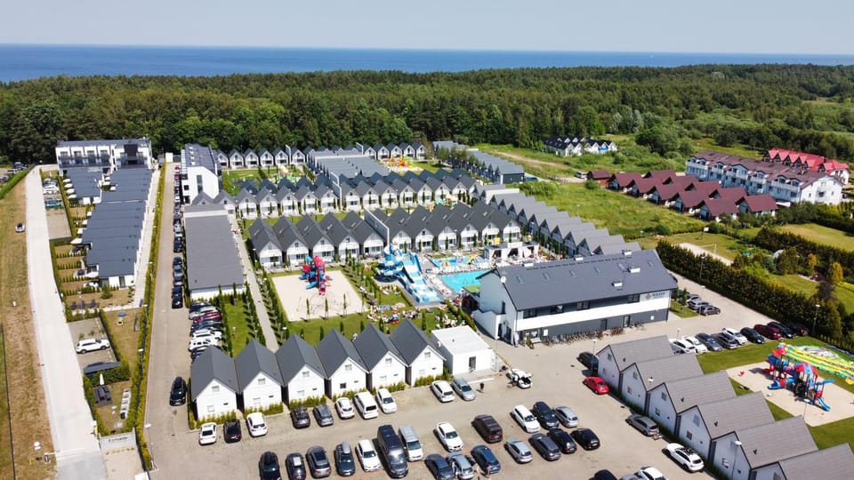 Property building, Natural landscape, Bird's eye view, Pool view, Sea view