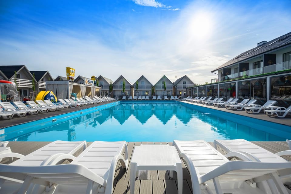 Property building, Day, Pool view, Swimming pool, sunbed