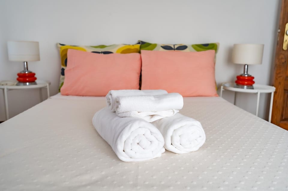 Bed, Bedroom, towels