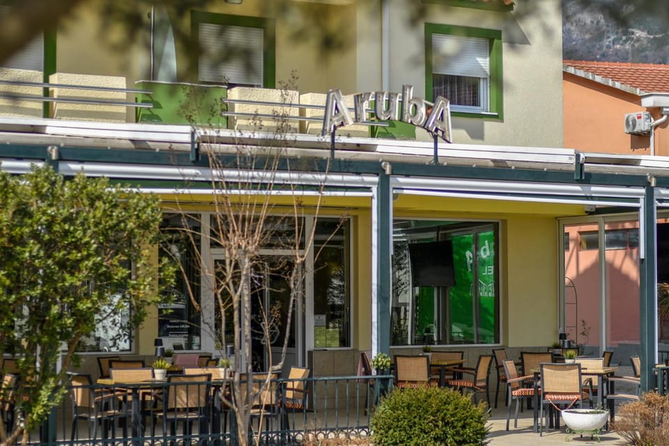 Property building, Restaurant/places to eat, Spring, Day