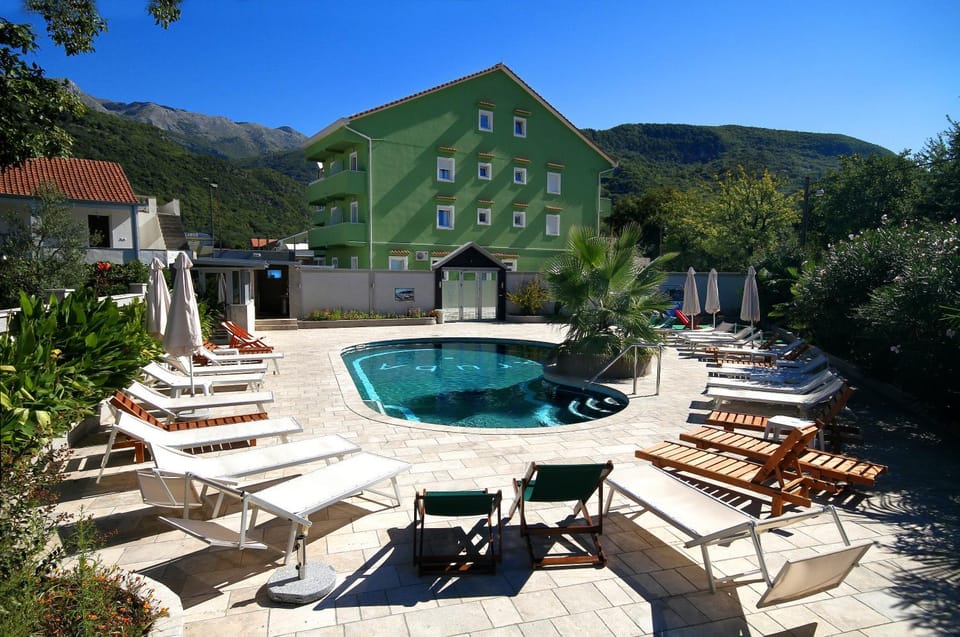 Swimming pool, Swimming pool