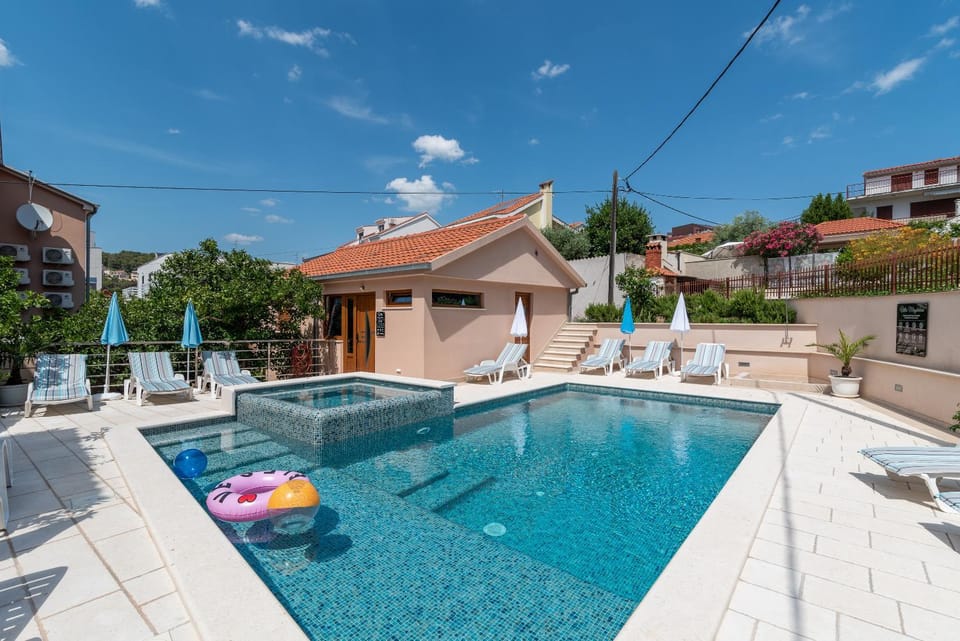 Apartments Villa Magdalena Apartment in Okrug Gornji