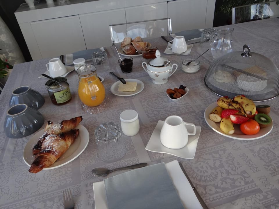 Communal lounge/ TV room, Garden, Other, Decorative detail, Continental breakfast