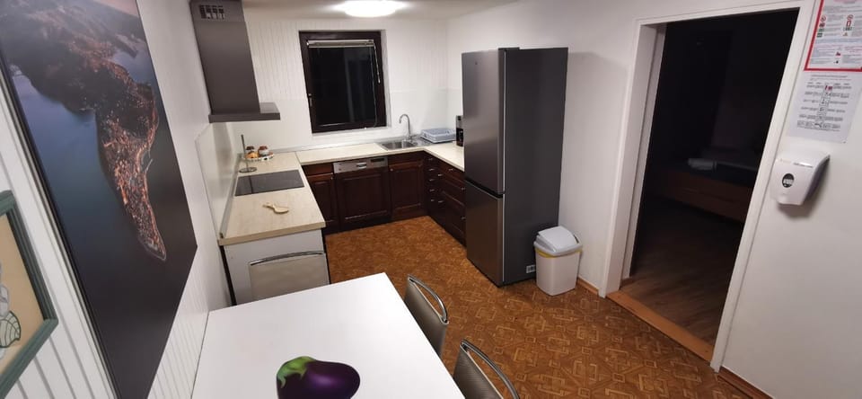 Kitchen or kitchenette, Photo of the whole room, Dining area