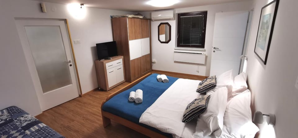Bed, TV and multimedia, Photo of the whole room, Bedroom, towels, wardrobe