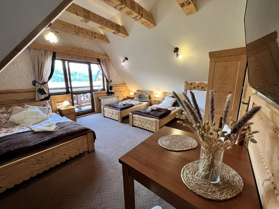 Bed, Photo of the whole room, Seating area, Bedroom