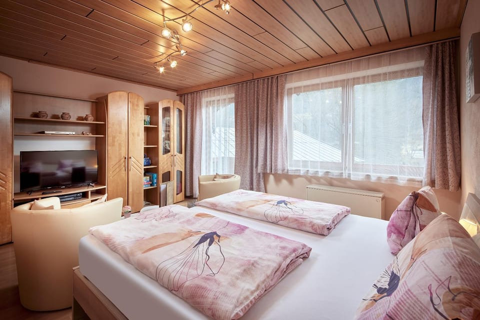 Winter, Summer, TV and multimedia, Balcony/Terrace, Photo of the whole room, Seating area, Hiking, Bedroom, children, older children, Family, wardrobe